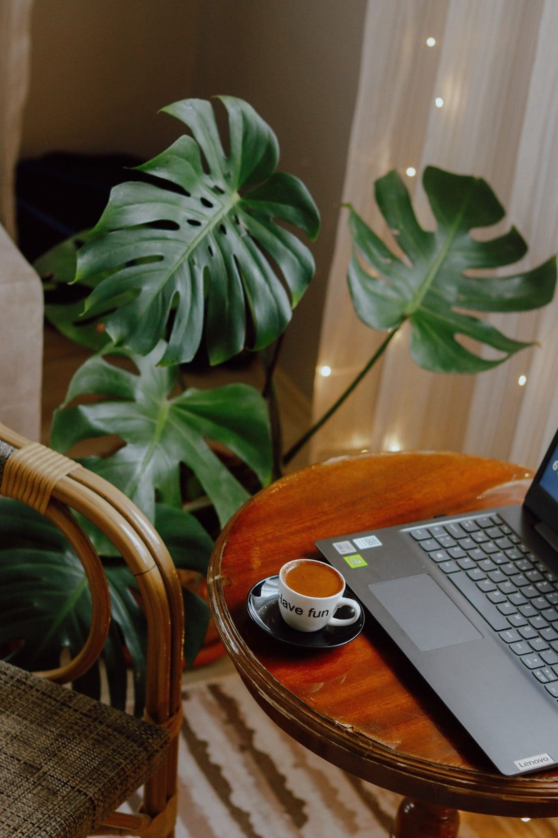 Ambiente acolhedor de trabalho em casa